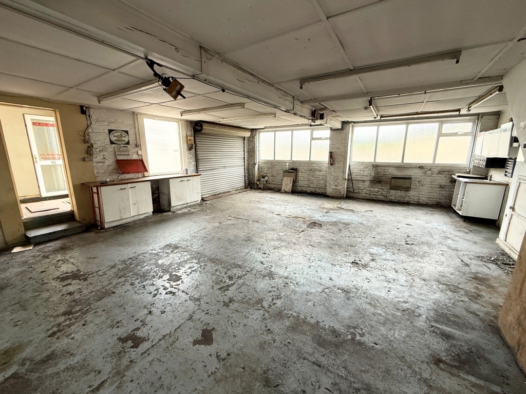 Lot: 30 - GARAGE WITH LIVING ACCOMMODATION AND LAPSED PLANNING - Workshop area